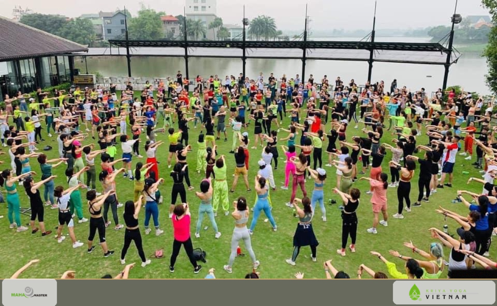 Học viên thực hành Kriya Sạc Tái tạo Năng lượng tư thế đứng theo nhóm