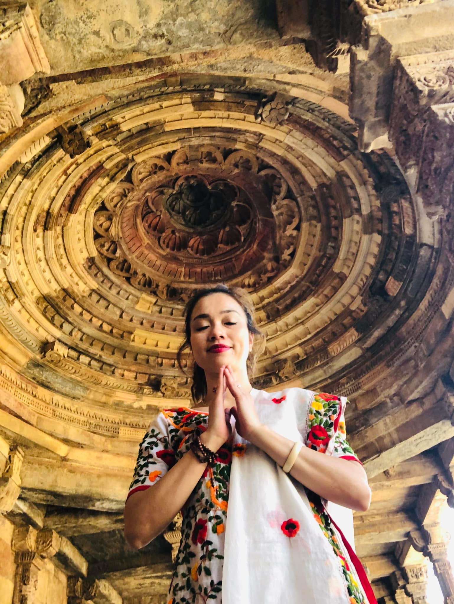 Coach Lien thực hành namaste tại đền cổ Ấn Độ